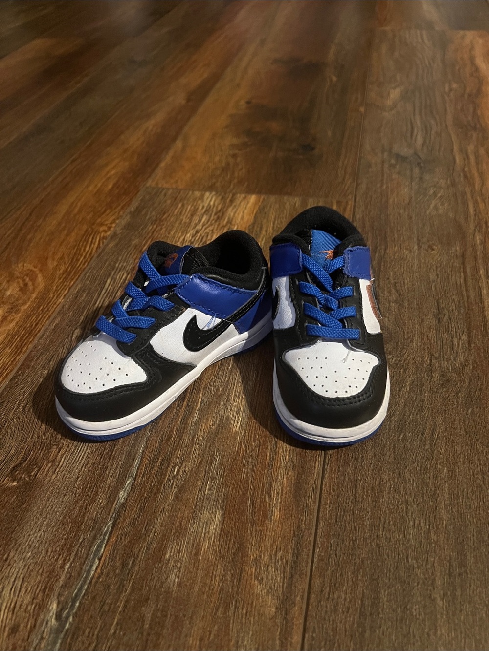 Nike Kids Low-Top Sneakers in White, Black & Blue